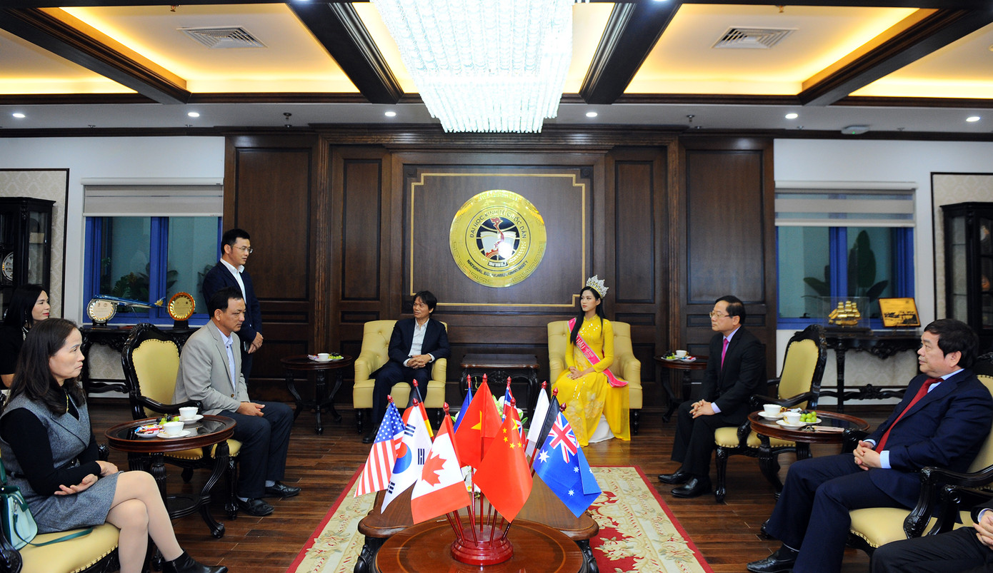 ĐH Kinh tế Quốc dân tự hào nữ sinh đầu tiên đăng quang Hoa hậu Việt Nam ảnh 1