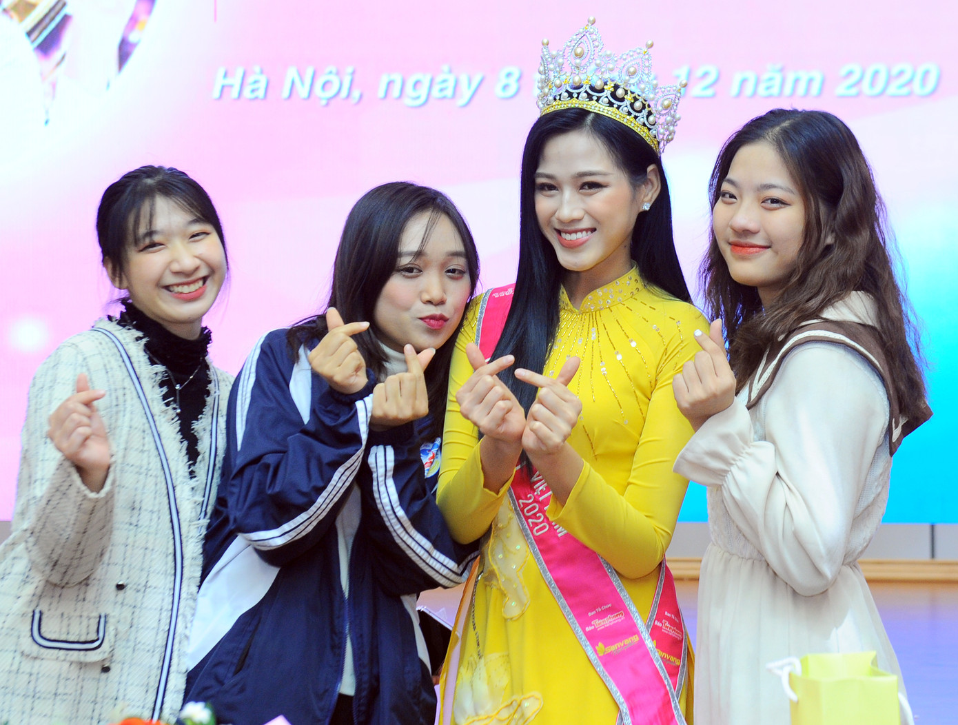 ĐH Kinh tế Quốc dân tự hào nữ sinh đầu tiên đăng quang Hoa hậu Việt Nam ảnh 4