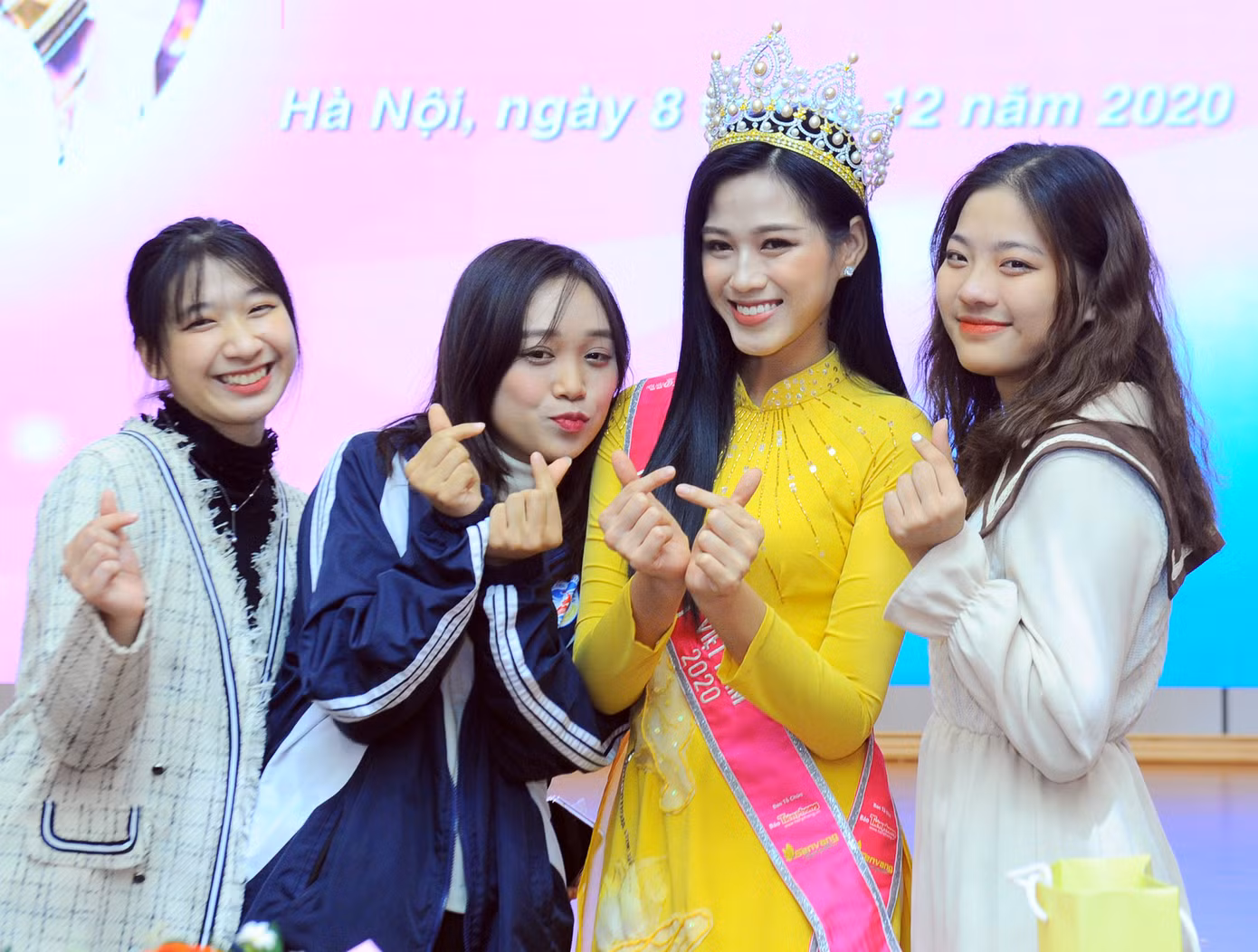 Hoa hậu Việt Nam 2020 Đỗ Thị Hà và lời hứa 'mời cả lớp đi du thuyền' ảnh 12
