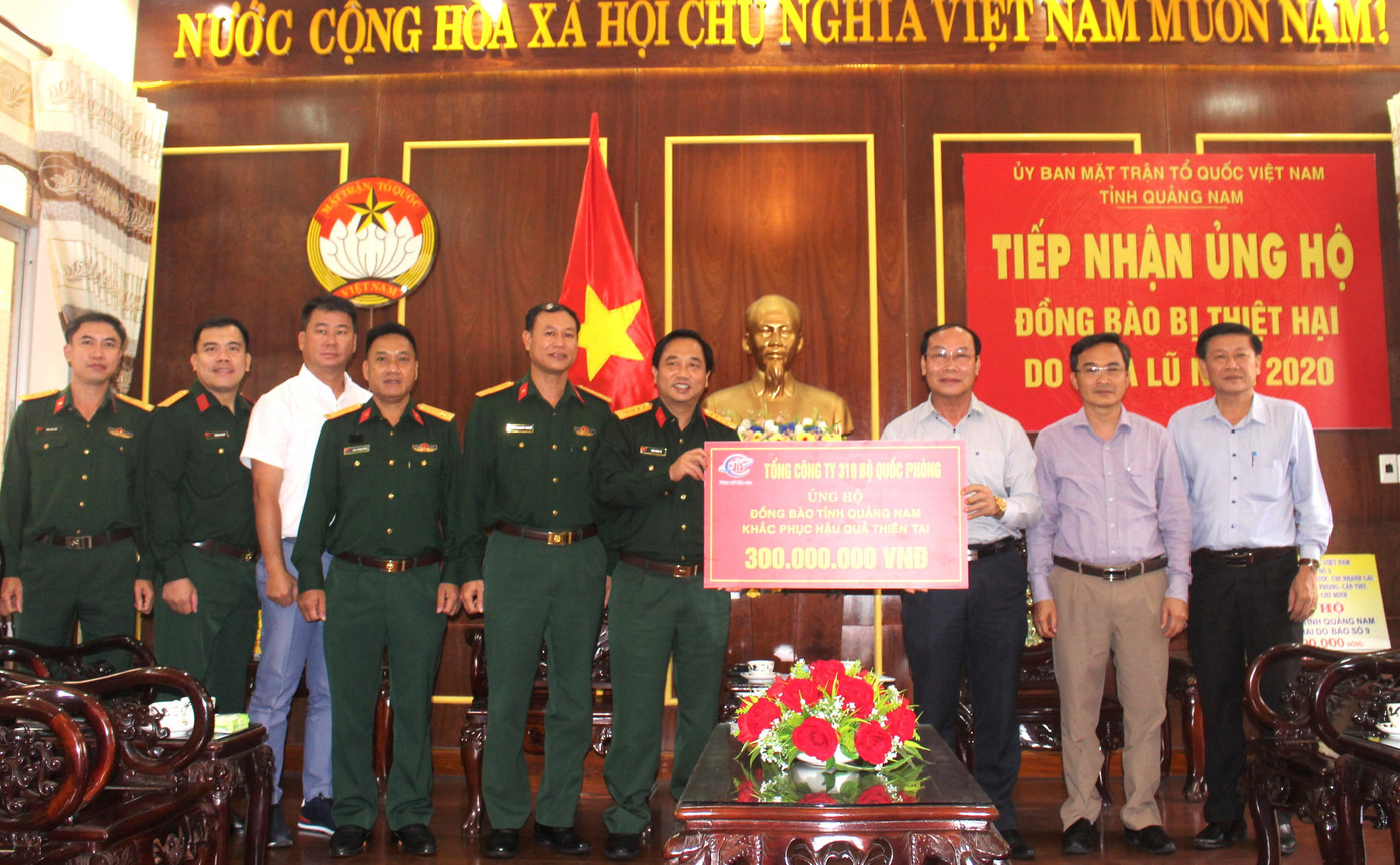 Chung tay ủng hộ đồng bào miền Trung vượt qua trận lũ lịch sử ảnh 2