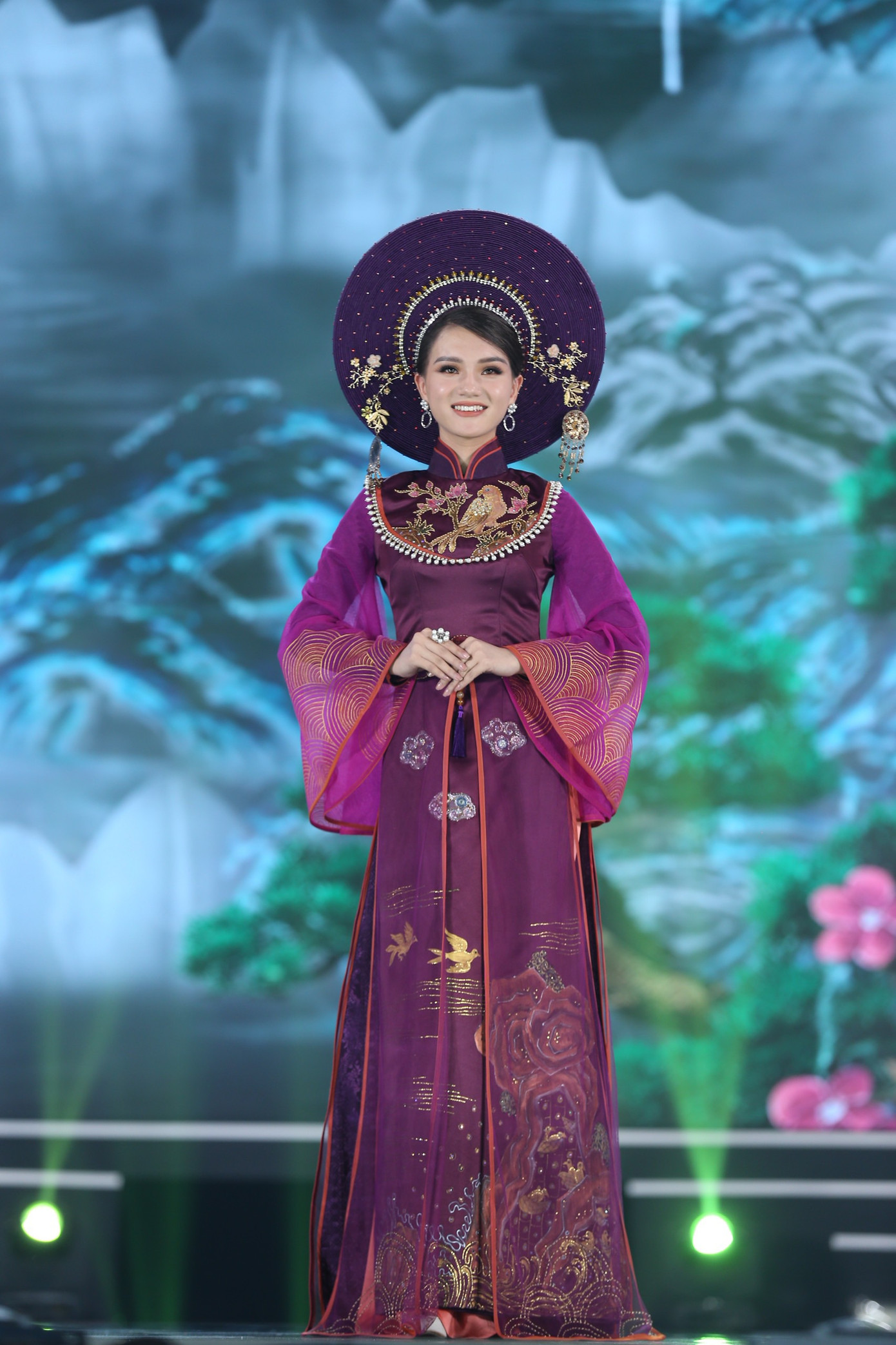 Top 35 khoe đường cong thể hình với áo dài tại Chung kết Hoa hậu Việt Nam 2020 ảnh 15