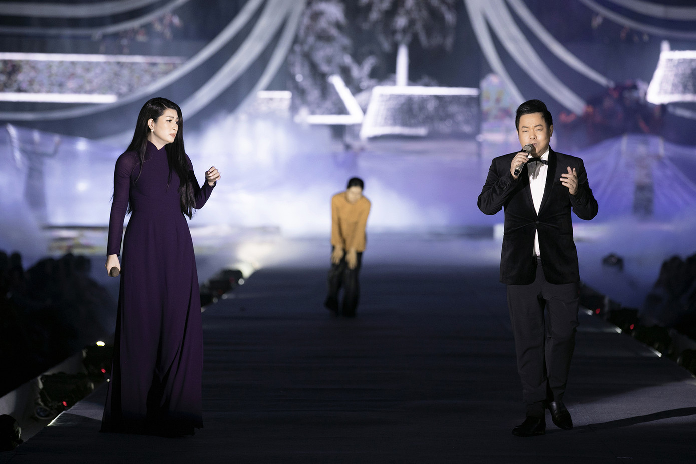 Màn song ca của Quang Lê và Nguyễn Hồng Nhung tại HHVN 2020 gây xúc động ảnh 1