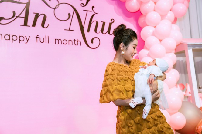 Showbiz 4/11: Hồ Ngọc Hà sinh đôi một trai, một gái ảnh 1