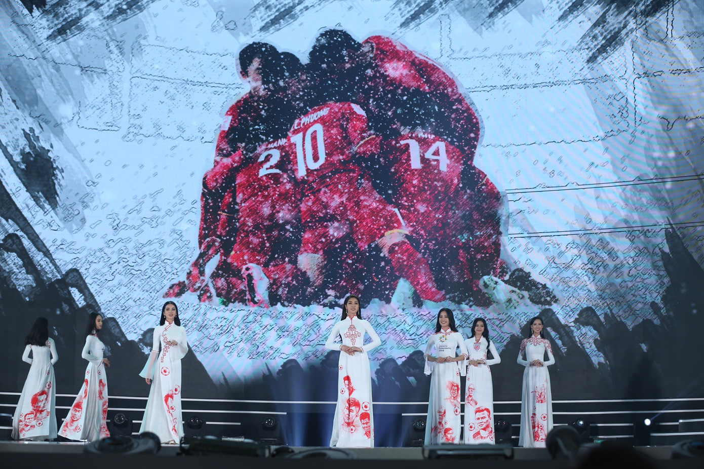 Top 35 khoe đường cong thể hình với áo dài tại Chung kết Hoa hậu Việt Nam 2020 ảnh 17