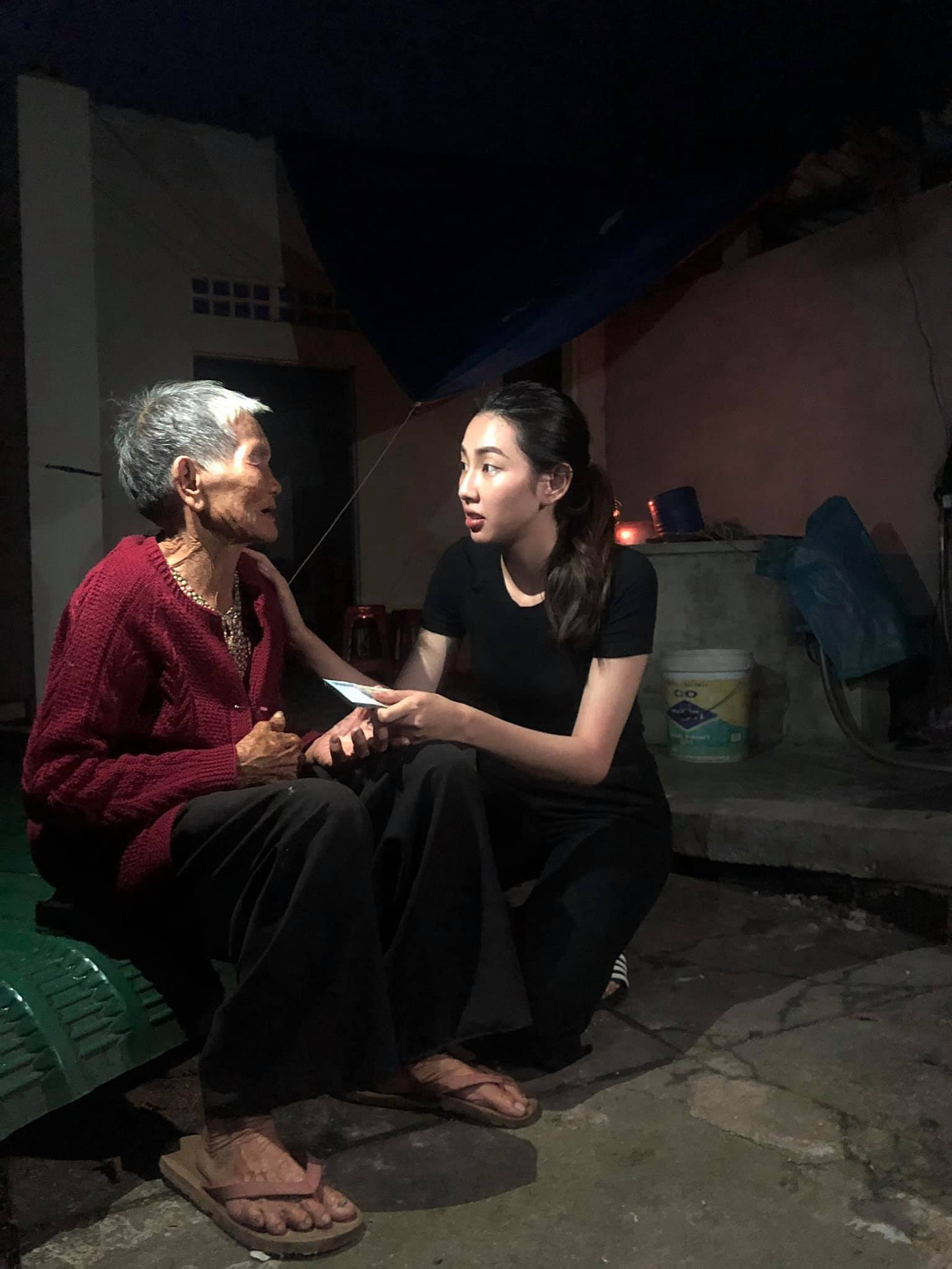 Nguyễn Thúc Thùy Tiên kể nỗi đau vùng lũ khi chứng kiến người đầu bạc tiễn kẻ đầu xanh ảnh 2