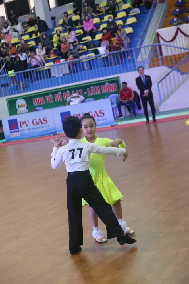 Showbiz 30/11: MC Mai Ngọc tiết lộ lý do chồng hiếm khi ‘đứng chung một khung hình’ ảnh 4