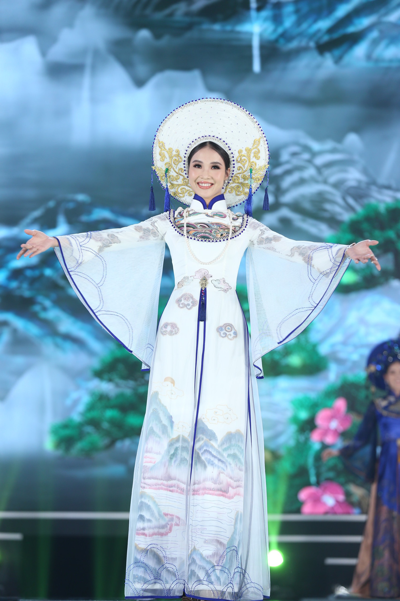 Top 35 khoe đường cong thể hình với áo dài tại Chung kết Hoa hậu Việt Nam 2020 ảnh 13