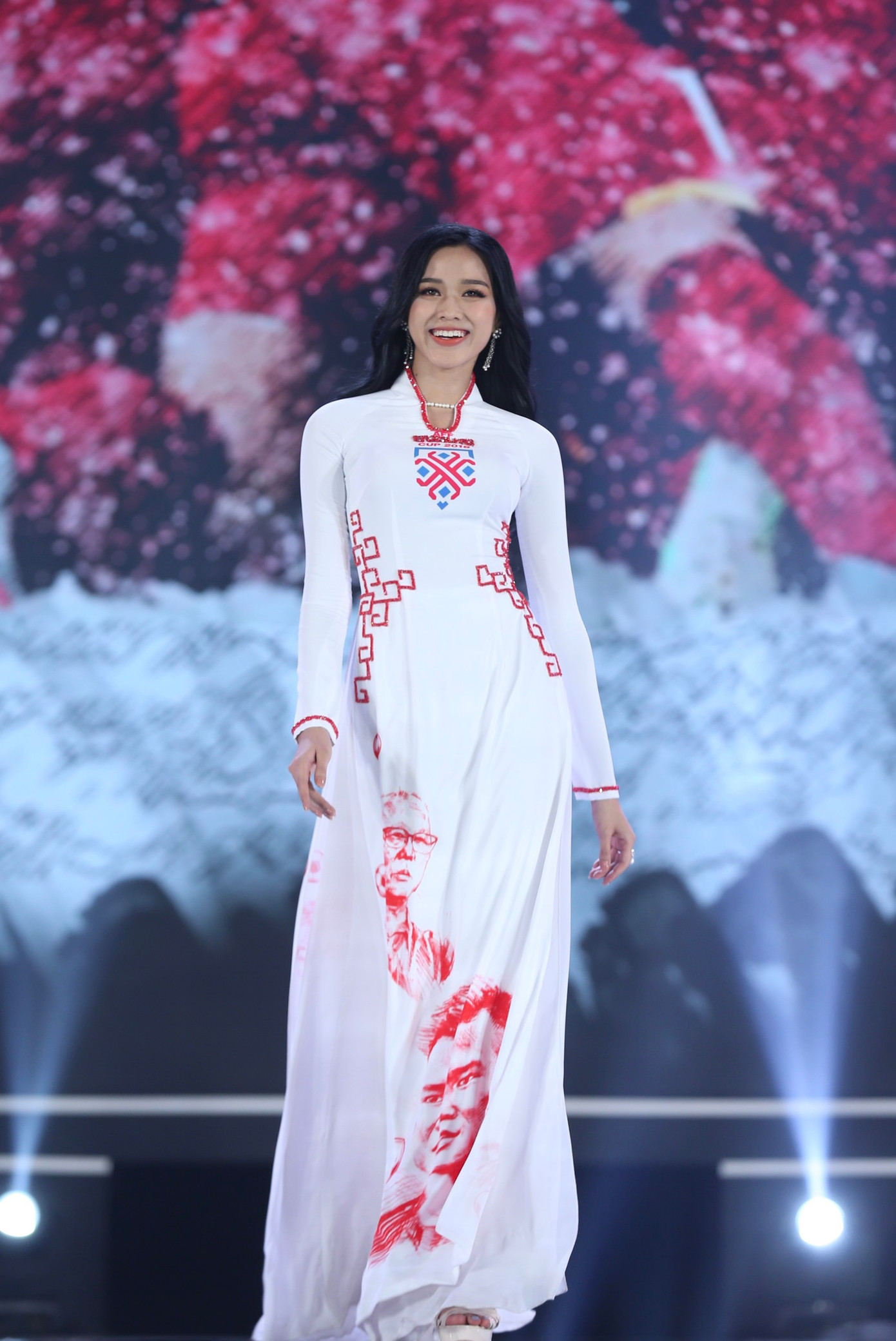 Top 35 khoe đường cong thể hình với áo dài tại Chung kết Hoa hậu Việt Nam 2020 ảnh 18