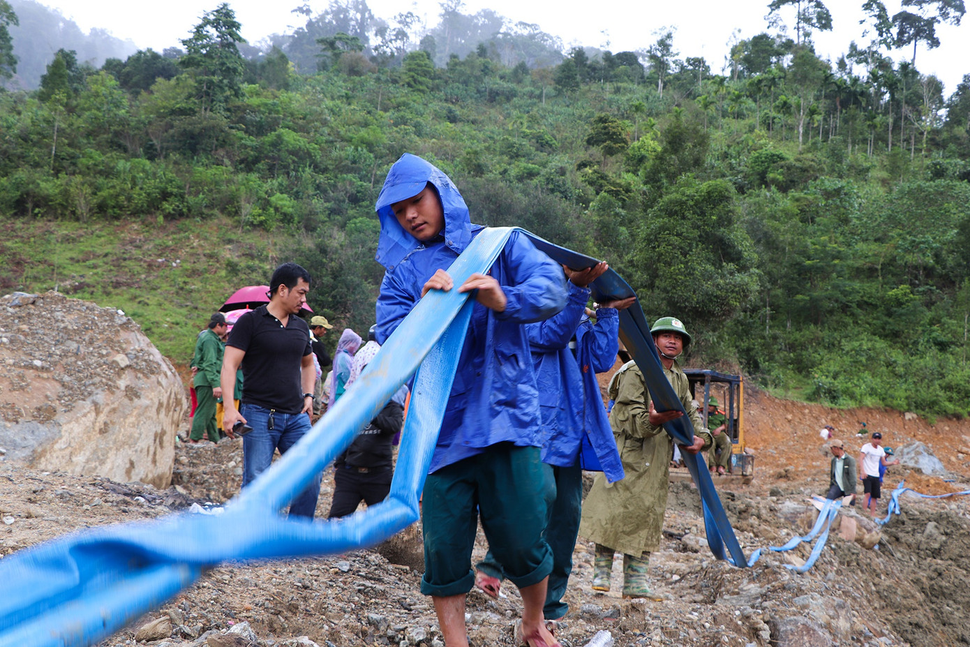 Về lại Trà Leng sau 30 ngày sạt lở kinh hoàng: Thẫn thờ dõi tìm người mất tích ảnh 3