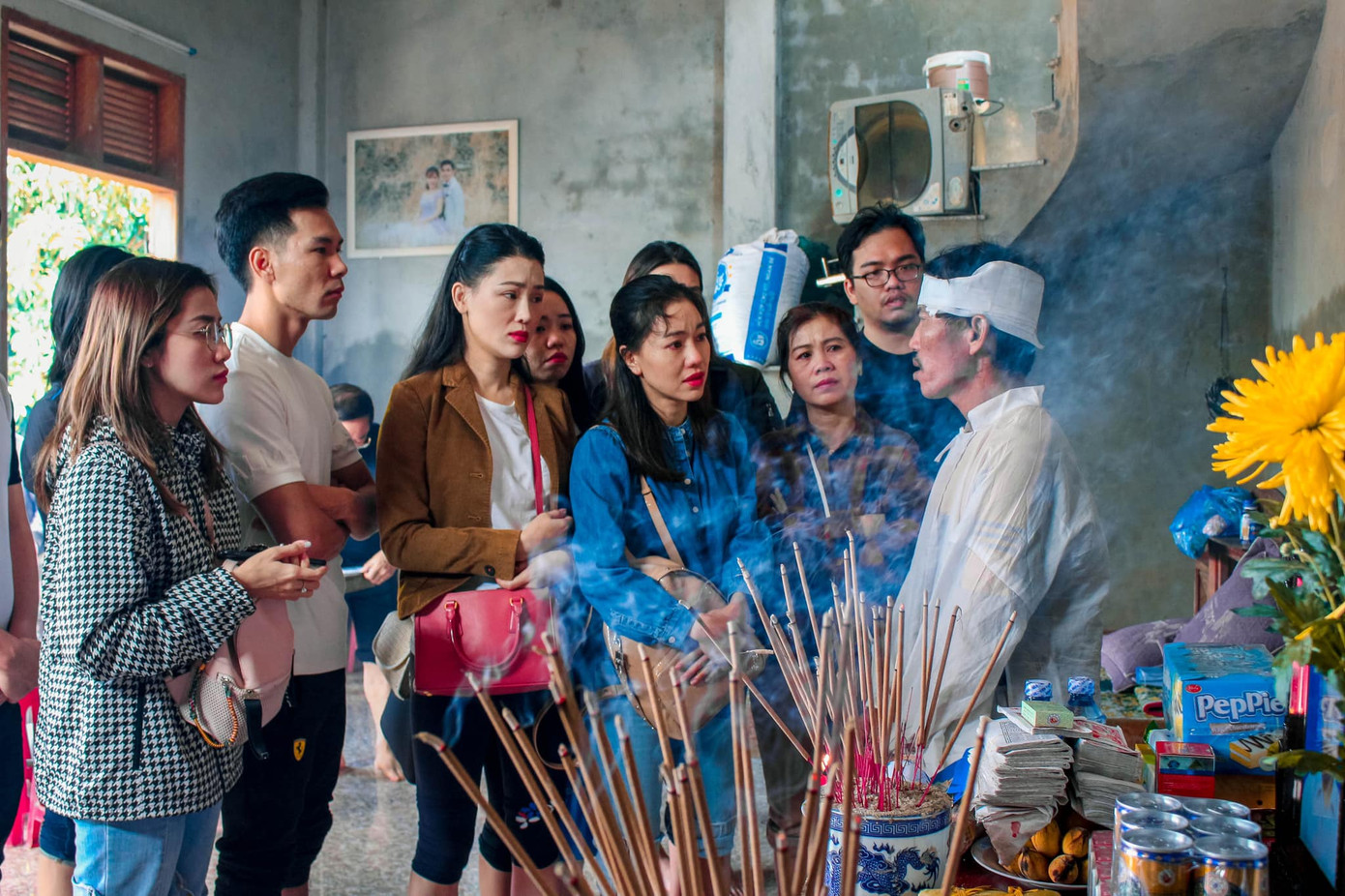 Nguyễn Thúc Thùy Tiên kể nỗi đau vùng lũ khi chứng kiến người đầu bạc tiễn kẻ đầu xanh ảnh 1