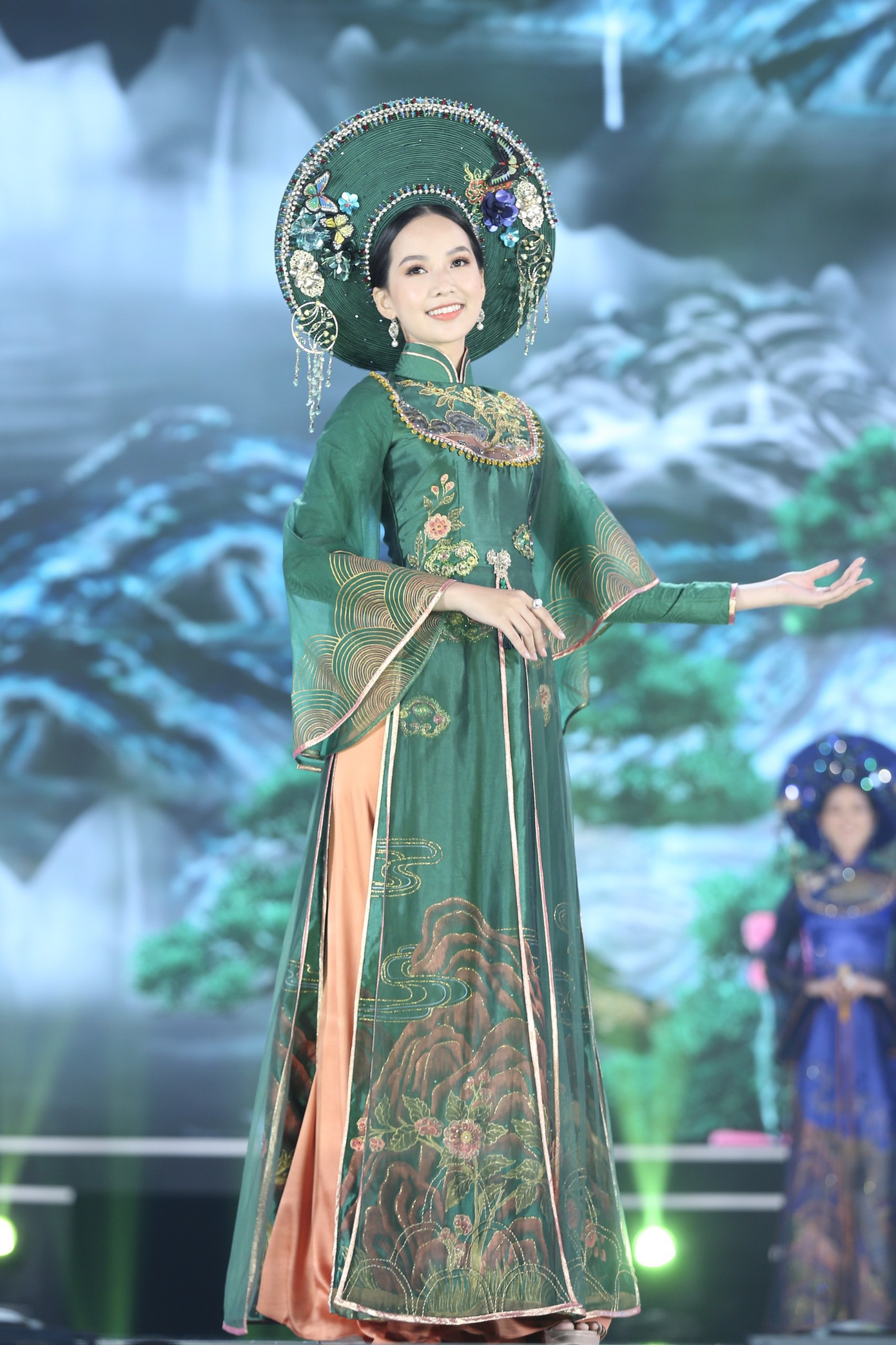 Top 35 khoe đường cong thể hình với áo dài tại Chung kết Hoa hậu Việt Nam 2020 ảnh 16