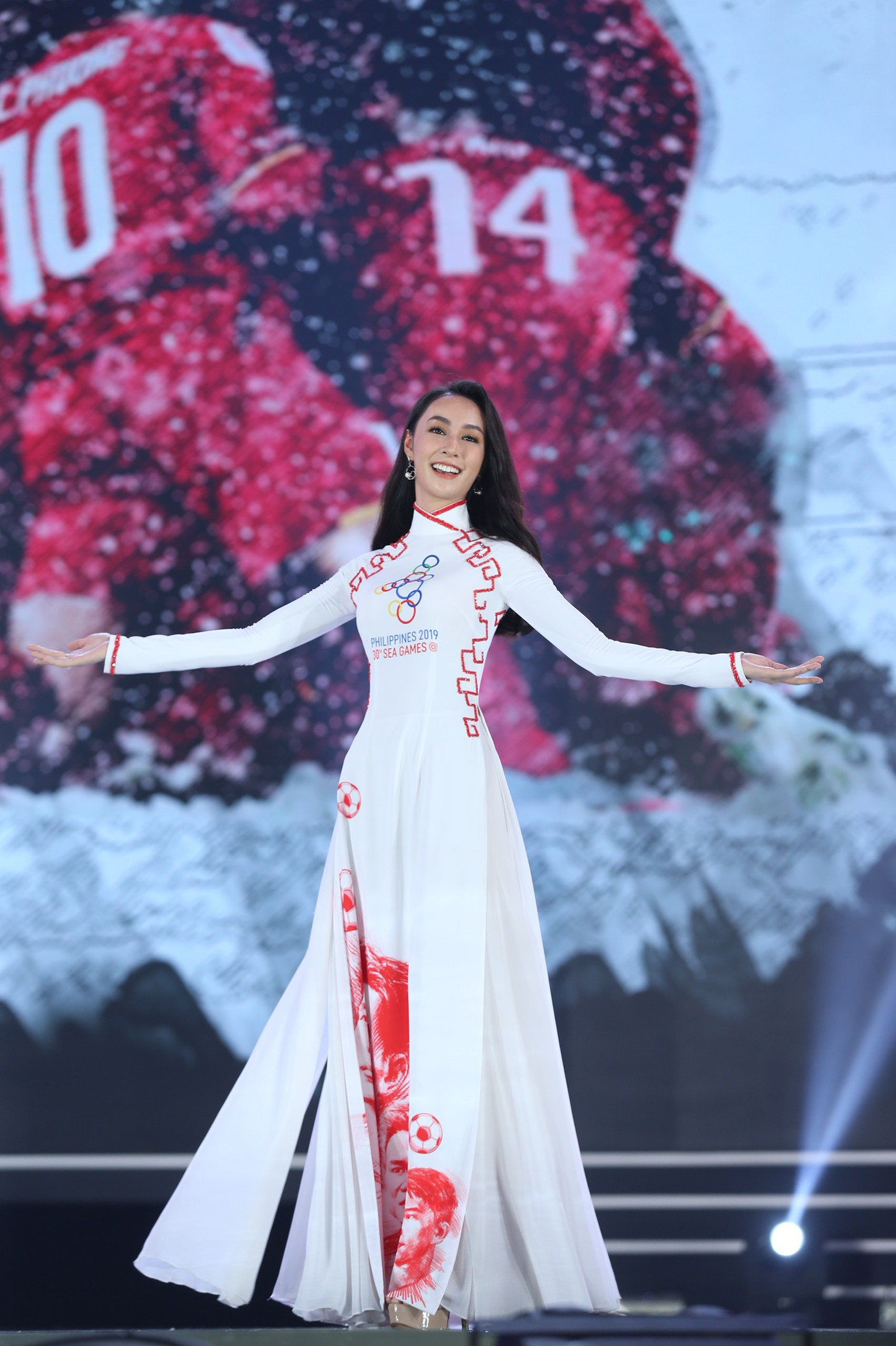 Top 35 khoe đường cong thể hình với áo dài tại Chung kết Hoa hậu Việt Nam 2020 ảnh 19