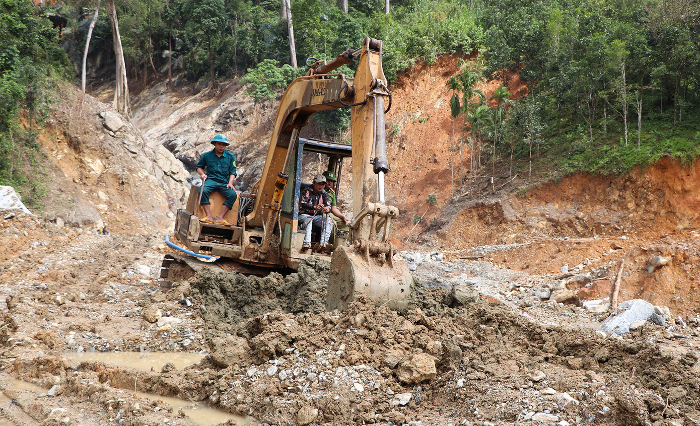 Về lại Trà Leng sau 30 ngày sạt lở kinh hoàng: Thẫn thờ dõi tìm người mất tích ảnh 2