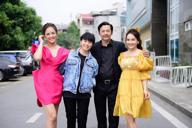 Showbiz 27/11: Hòa Minzy tậu xế ‘khủng’, khoe được mẹ chồng yêu chiều ảnh 2