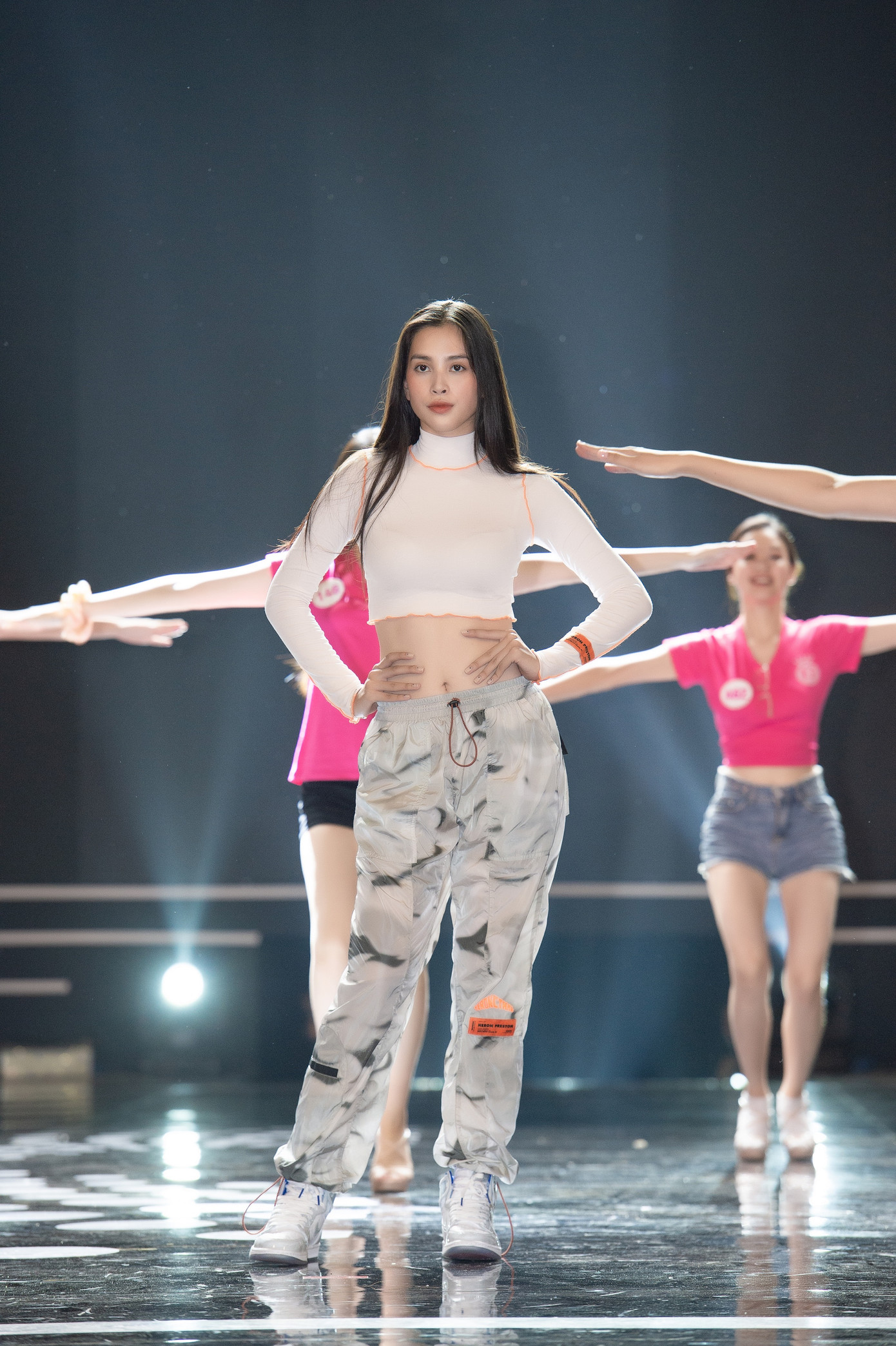 Đột nhập hậu trường Hoàng Thùy Linh, Minh Tuyết cùng dàn sao chuẩn bị cho Đêm chung kết ảnh 3