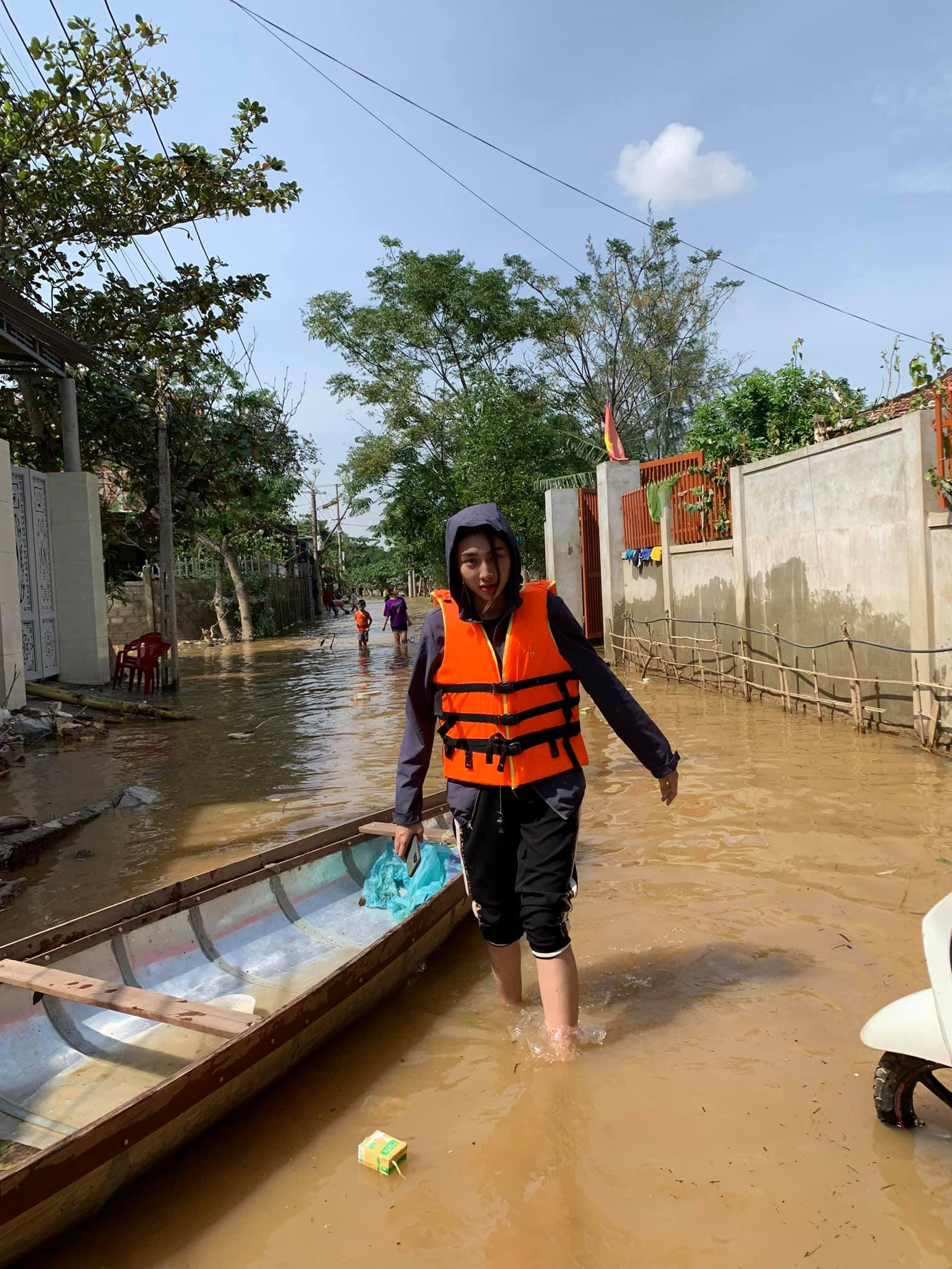 Nguyễn Thúc Thùy Tiên kể nỗi đau vùng lũ khi chứng kiến người đầu bạc tiễn kẻ đầu xanh ảnh 3