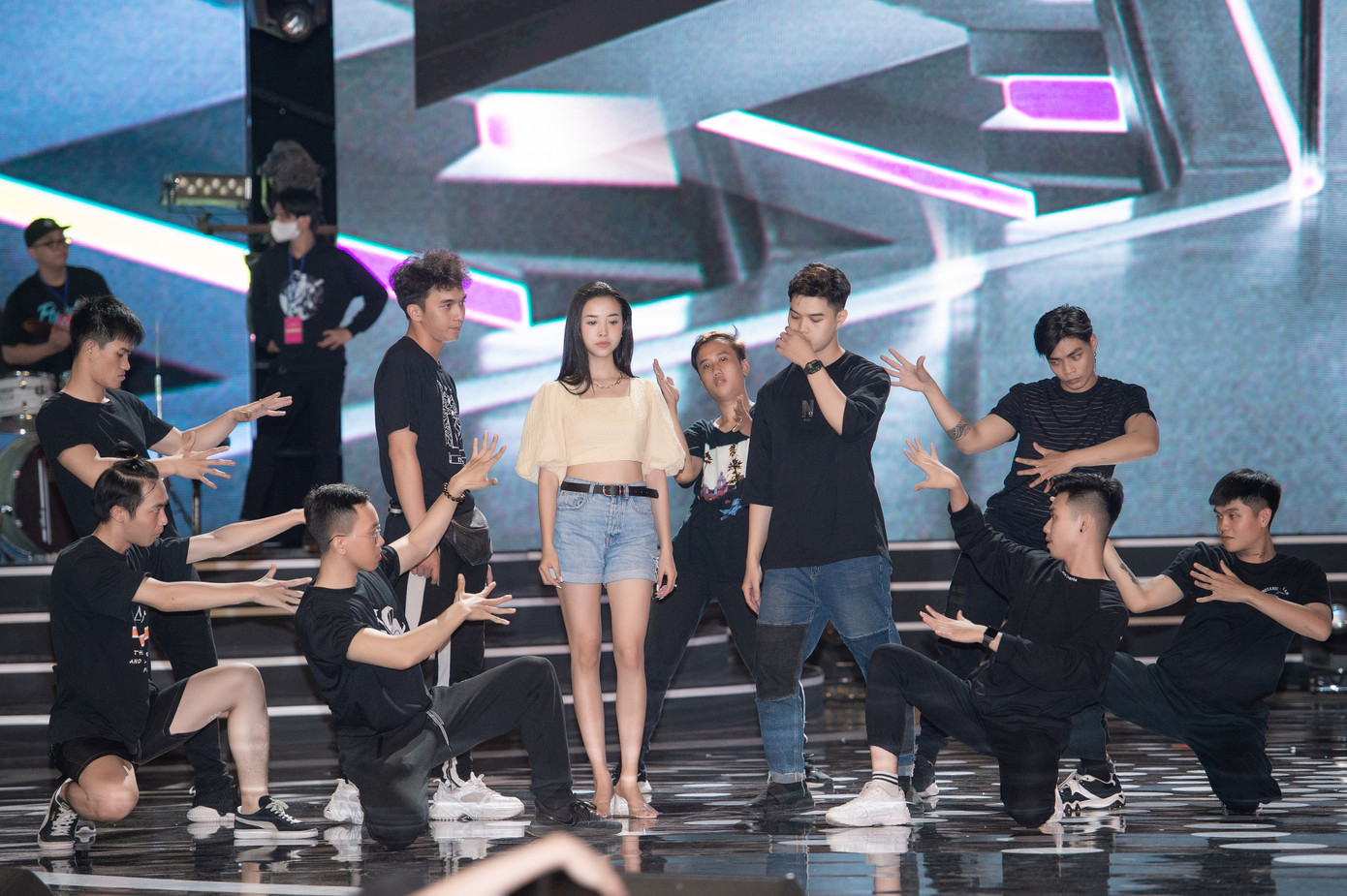 Đột nhập hậu trường Hoàng Thùy Linh, Minh Tuyết cùng dàn sao chuẩn bị cho Đêm chung kết ảnh 5