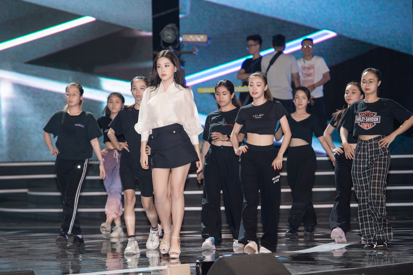 Đột nhập hậu trường Hoàng Thùy Linh, Minh Tuyết cùng dàn sao chuẩn bị cho Đêm chung kết ảnh 6