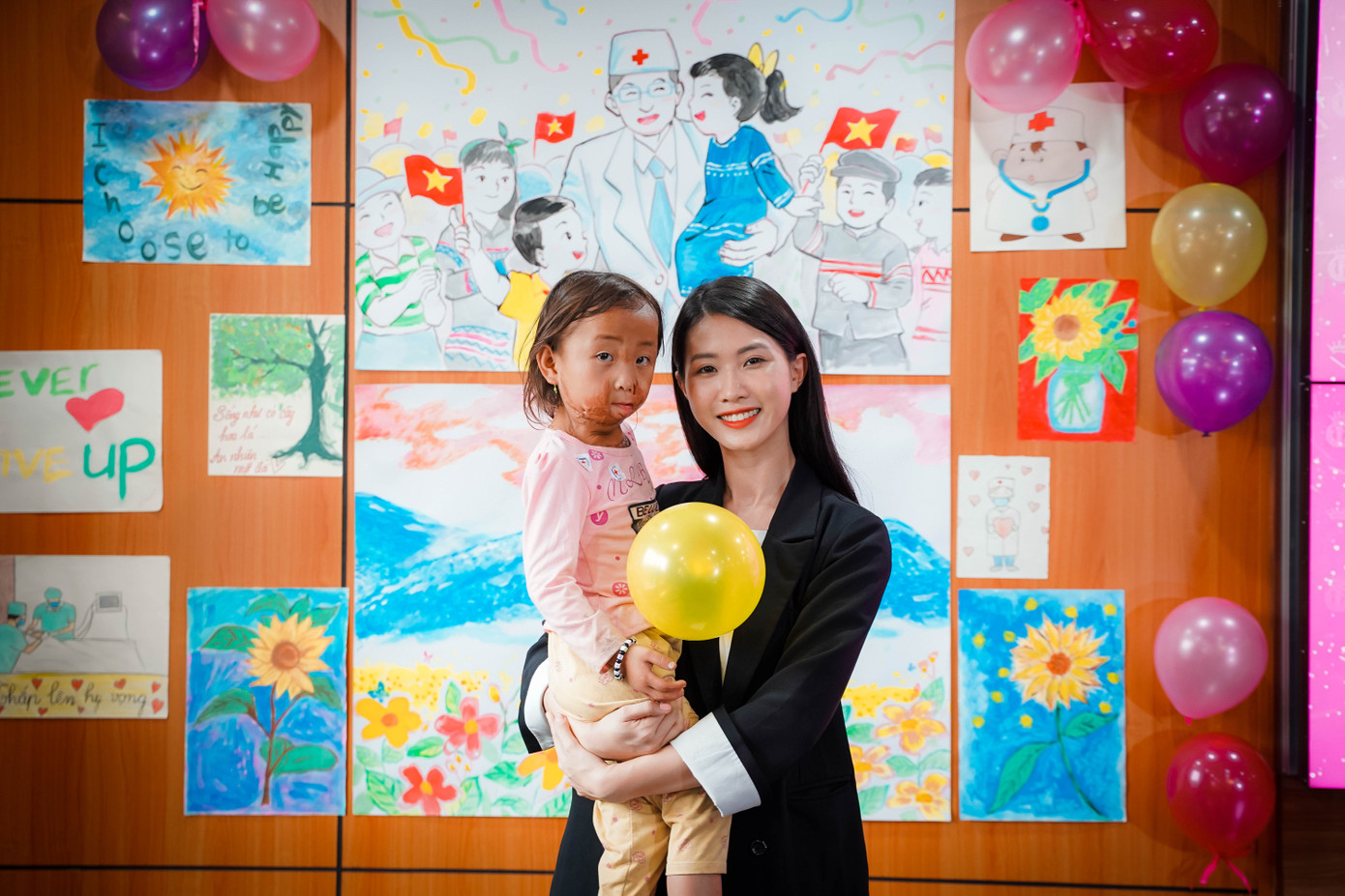 Cảm phục nghị lực của người phụ nữ bị chồng tẩm xăng đốt, 4 năm ròng tìm lại gương mặt ảnh 4