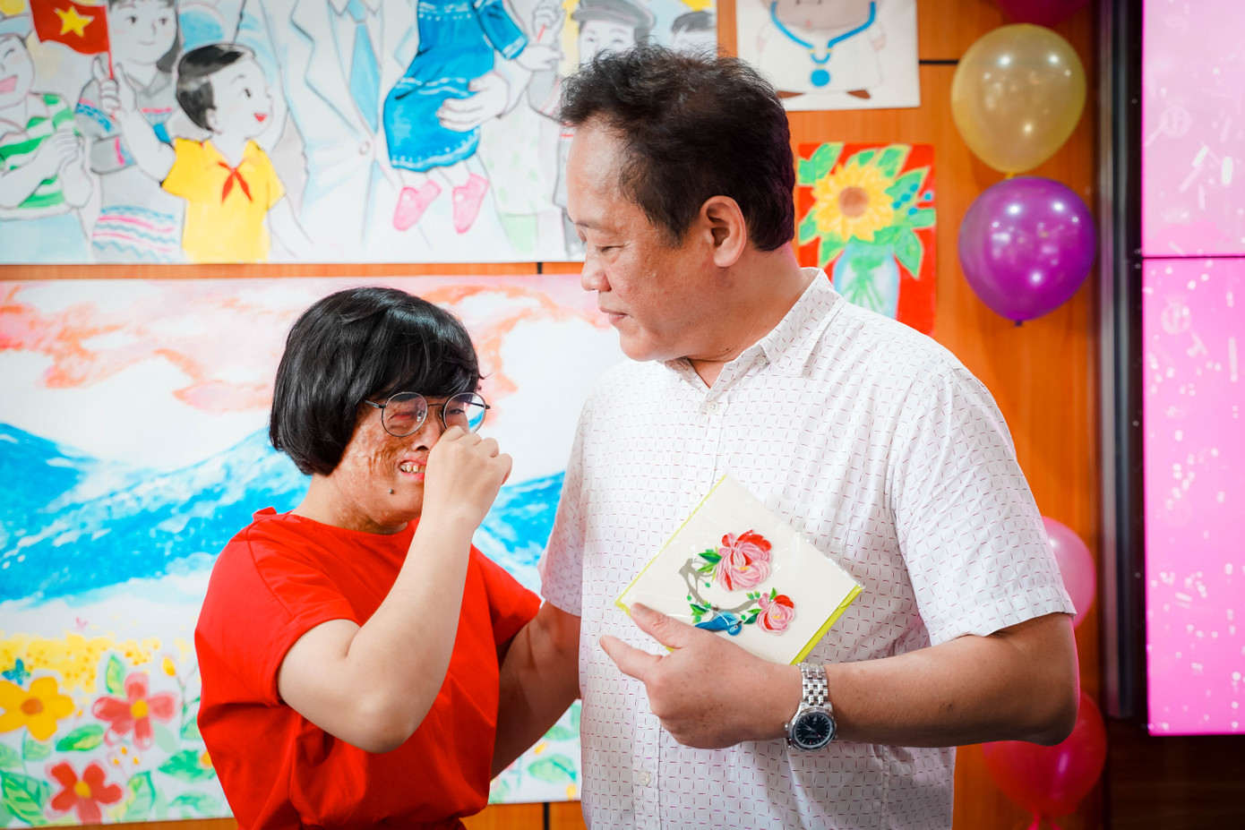 Cảm phục nghị lực của người phụ nữ bị chồng tẩm xăng đốt, 4 năm ròng tìm lại gương mặt ảnh 2