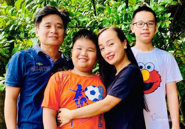 Showbiz 10/11: Ca sĩ Tùng Dương tiết lộ lý do chưa tổ chức đám cưới với vợ hơn 2 tuổi ảnh 2