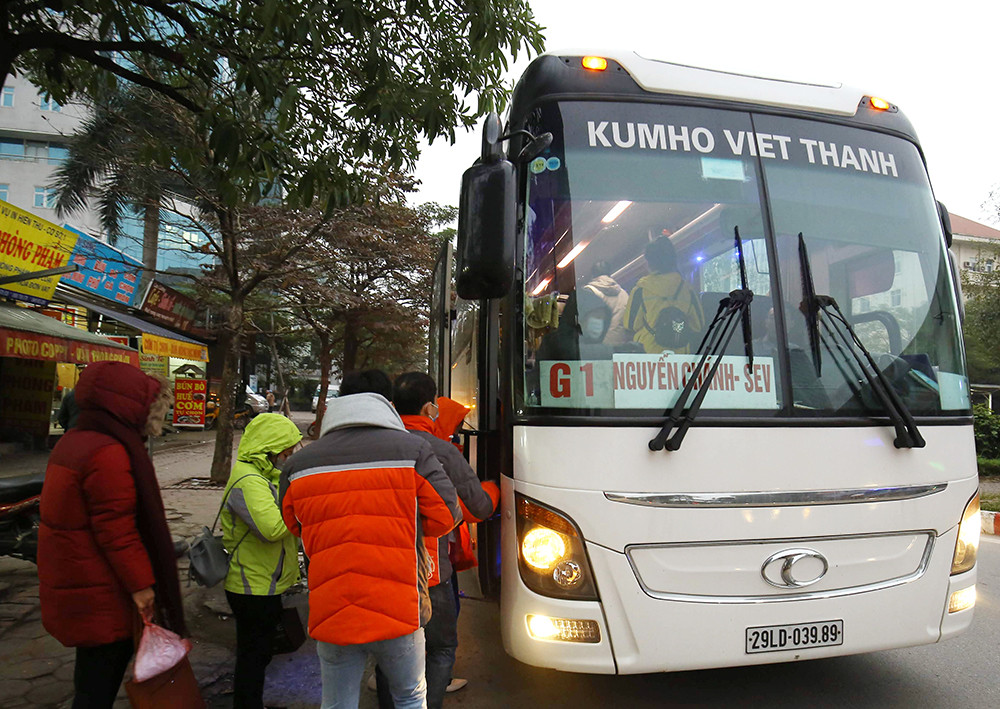 Rét đầu đông, dân Hà Nội kín mít đi làm, Hồ Tây vắng bóng người qua lại ảnh 1