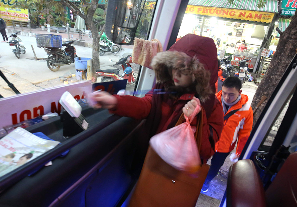 Rét đầu đông, dân Hà Nội kín mít đi làm, Hồ Tây vắng bóng người qua lại ảnh 2