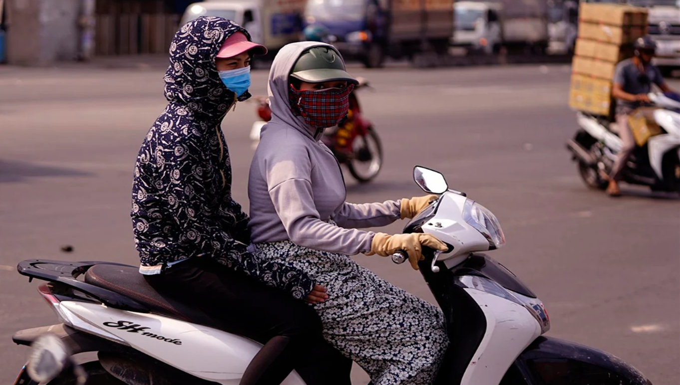 Hiểm họa rình rập từ những trang phục chống nắng của hội chị em khi tham gia giao thông ảnh 4