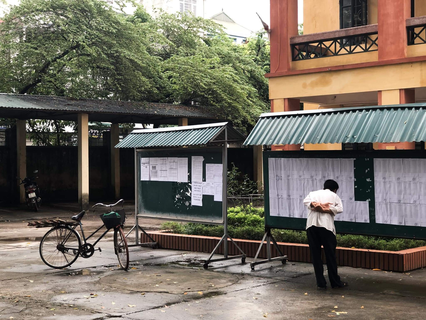 Hình ảnh người cha với điện thoại cũ chụp kết quả thi cho con khiến nhiều người xúc động ảnh 1