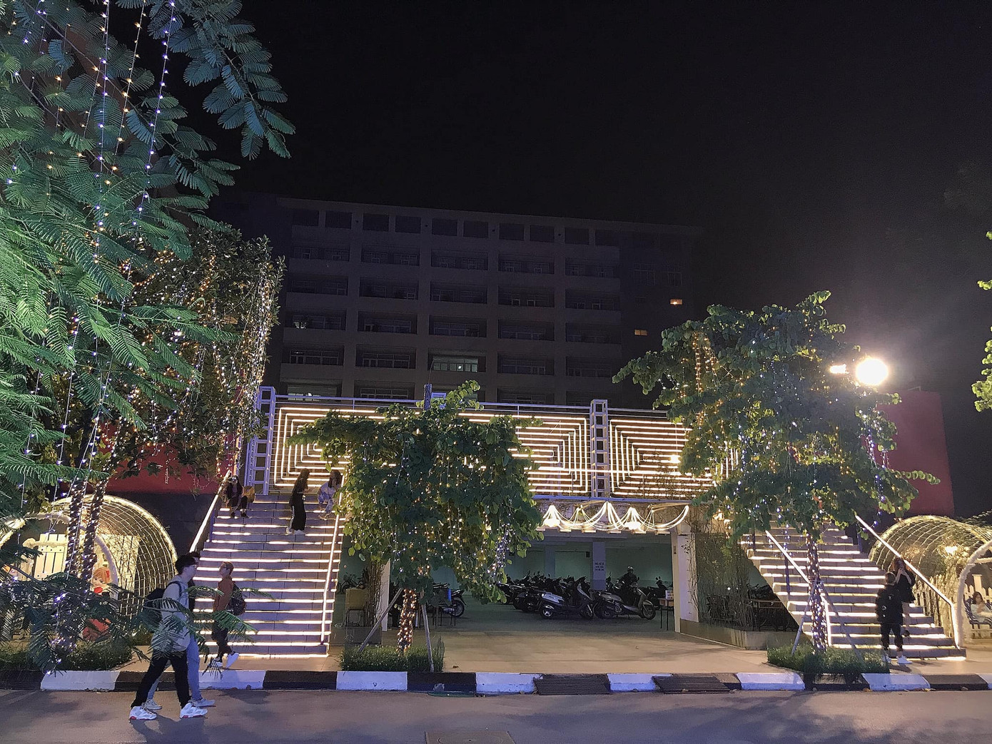 Đại học Thăng Long ngập tràn không khí Giáng sinh sớm, hội sinh viên tha hồ “sống ảo“ ảnh 9