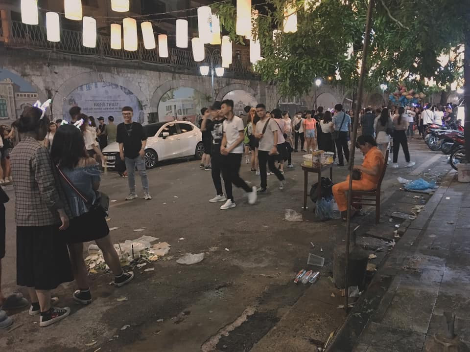 Sốc với hình ảnh đường phố Hà Nội ngập trong rác sau đêm Trung Thu ảnh 5