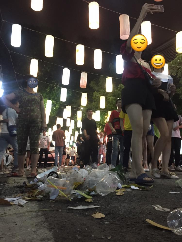 Sốc với hình ảnh đường phố Hà Nội ngập trong rác sau đêm Trung Thu ảnh 4