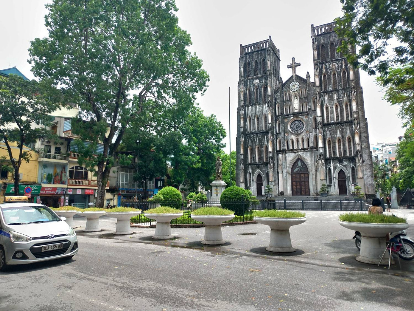 Hình ảnh Hà Nội cuối tuần sau lệnh đóng cửa bar, karaoke, hàng quán vỉa hè ảnh 6