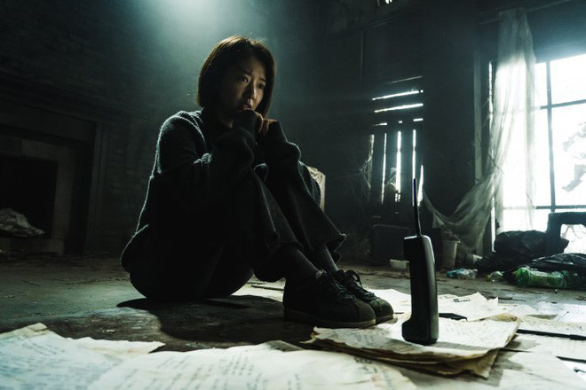 Chán đối đầu zombie trong “#Alive”, Park Shin Hye mắc bẫy quá khứ trong “The Call” ảnh 1