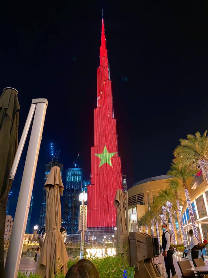 Tòa nhà chọc trời cao nhất thế giới Burj Khalifa đổi màu quốc kì Việt Nam tối 2/9 ảnh 2