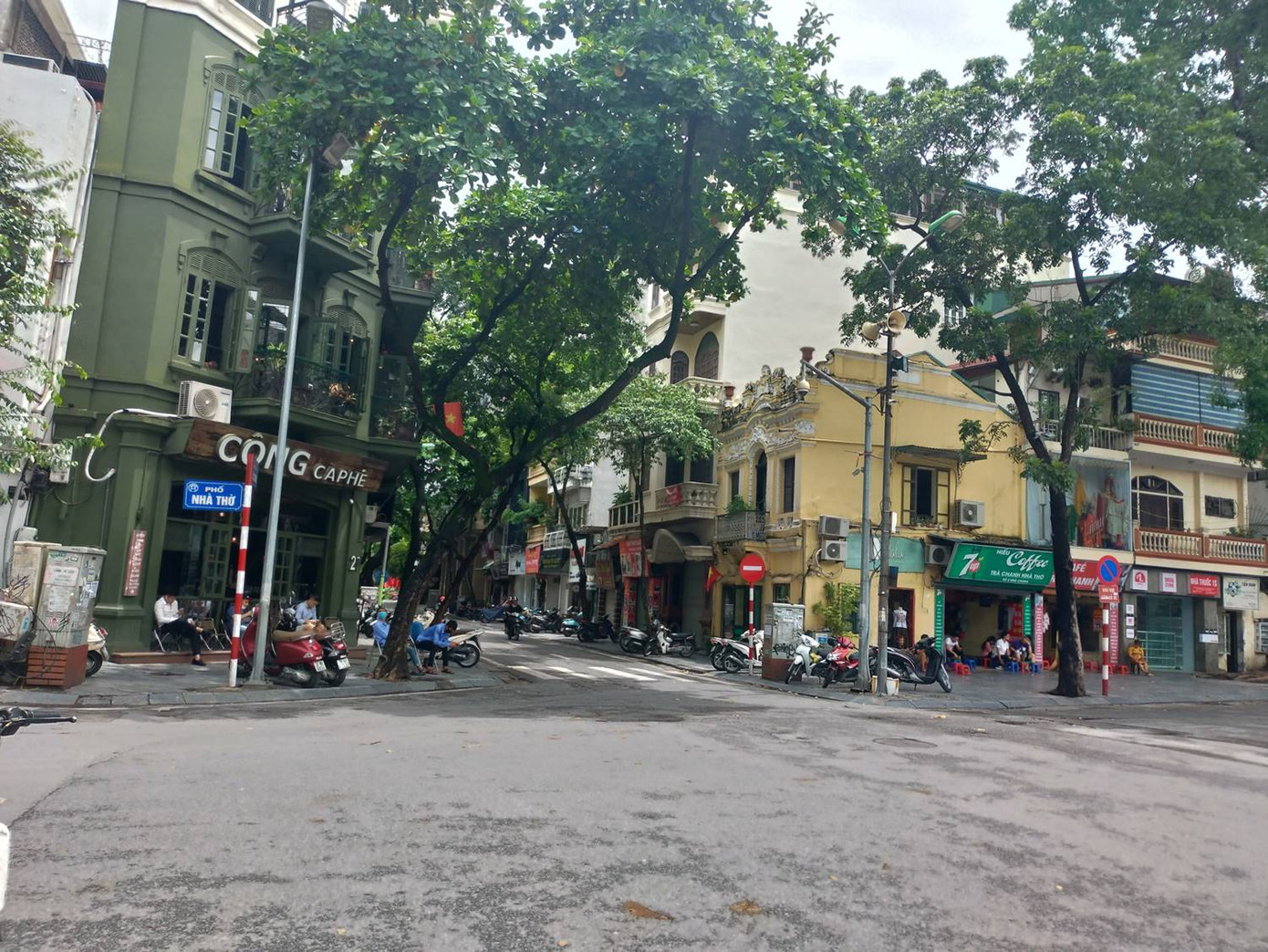 Hình ảnh Hà Nội cuối tuần sau lệnh đóng cửa bar, karaoke, hàng quán vỉa hè ảnh 7