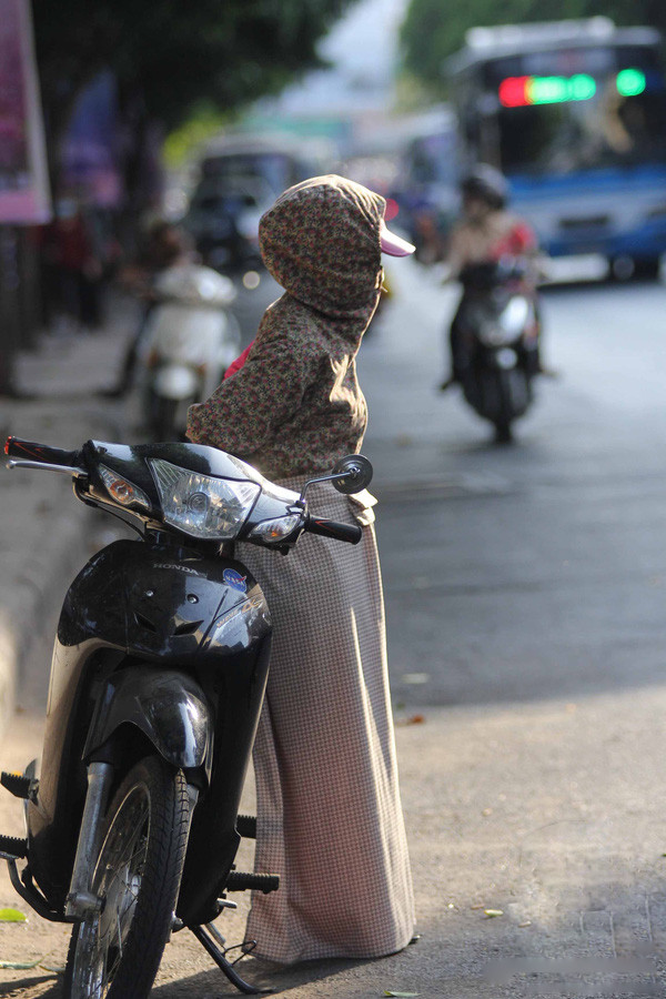 Hiểm họa rình rập từ những trang phục chống nắng của hội chị em khi tham gia giao thông ảnh 3