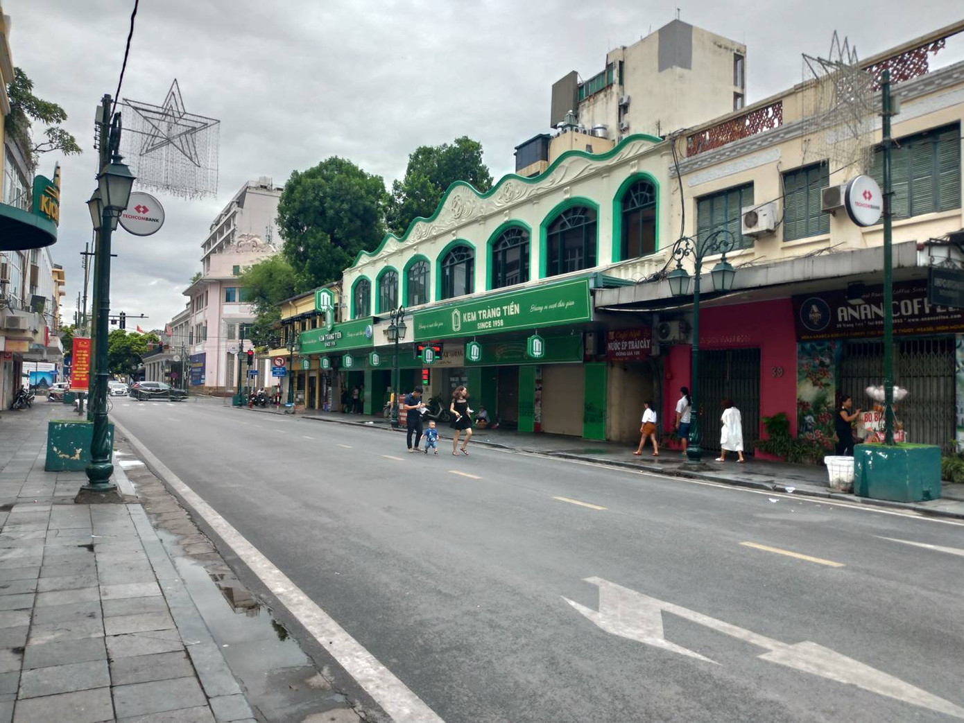 Hình ảnh Hà Nội cuối tuần sau lệnh đóng cửa bar, karaoke, hàng quán vỉa hè ảnh 1