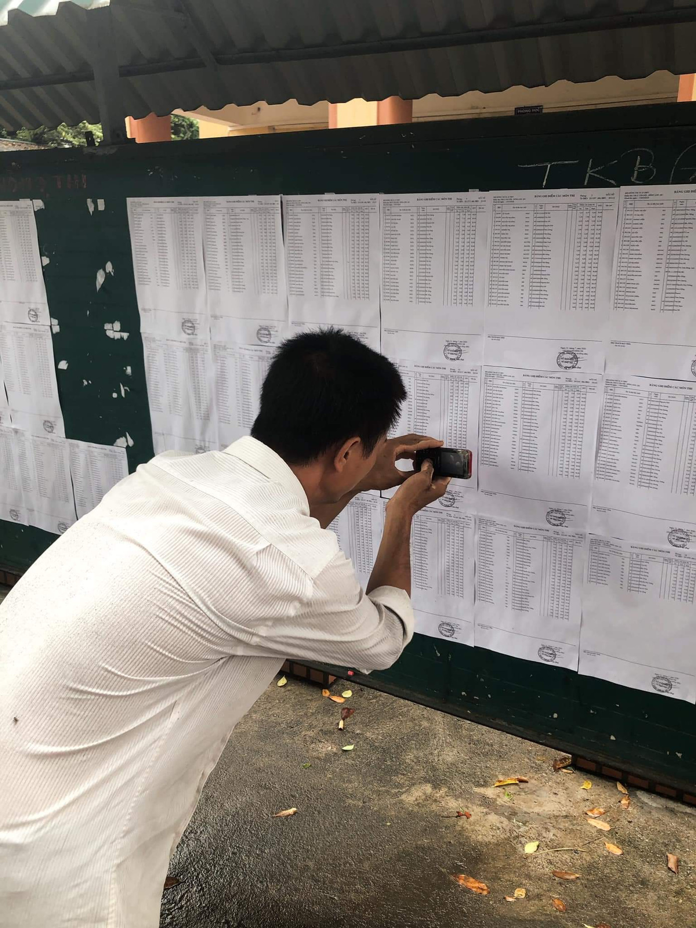 Hình ảnh người cha với điện thoại cũ chụp kết quả thi cho con khiến nhiều người xúc động ảnh 3