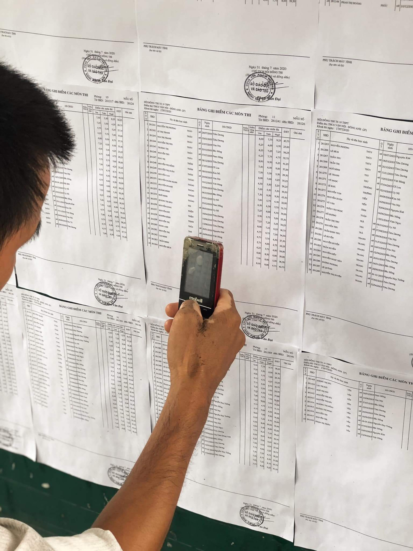 Hình ảnh người cha với điện thoại cũ chụp kết quả thi cho con khiến nhiều người xúc động ảnh 2