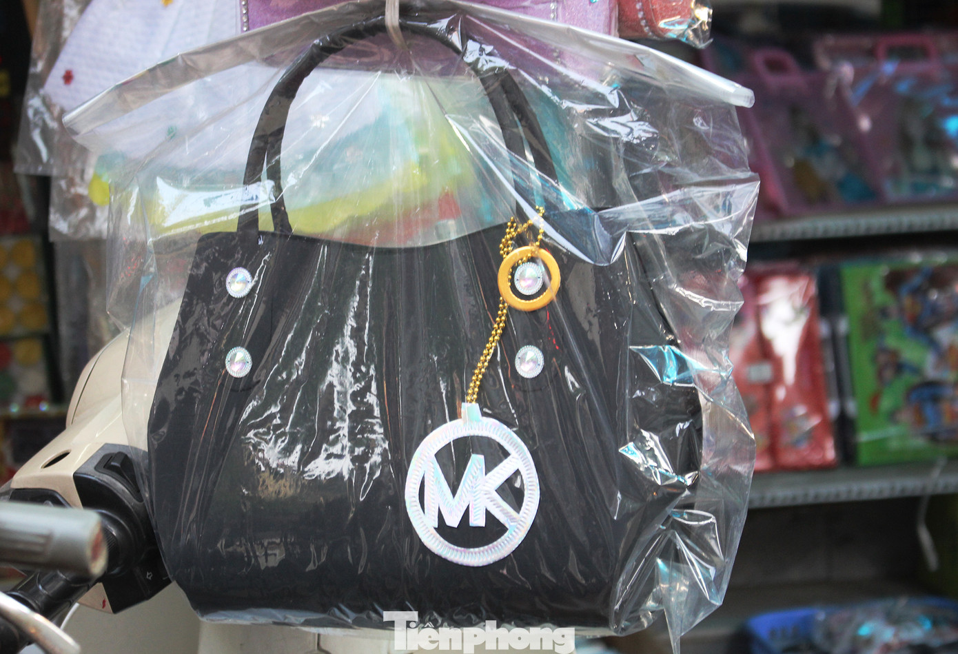 Ý tưởng 'lạ' về việc gửi khẩu trang cho cõi âm chống COVID-19 trong tháng cô hồn ảnh 15