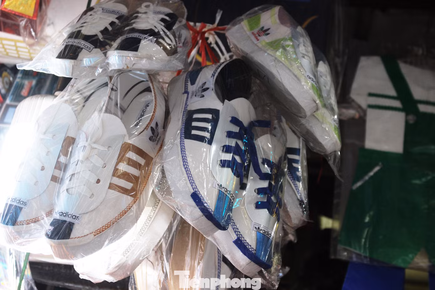 Ý tưởng 'lạ' về việc gửi khẩu trang cho cõi âm chống COVID-19 trong tháng cô hồn ảnh 19