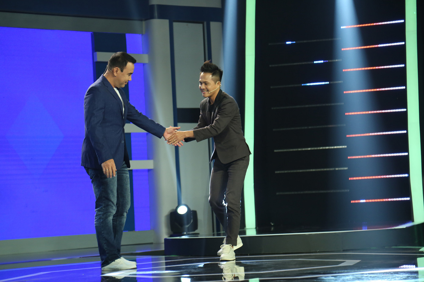 MC Quyền Linh đứng ra ‘đỡ đạn’ cho nam MC bị đạo diễn Lê Hoàng khiêu khích ảnh 1