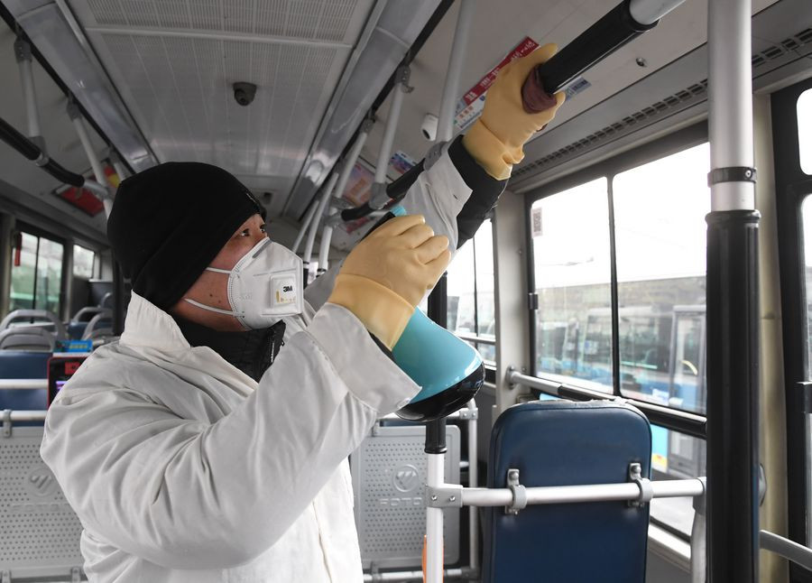 Khử trùng xe buýt ở Bắc Kinh ngày 27/1. Ảnh: Xinhua. Coronavirus lan sang Campuchia, SriLanka, Đức, nhiều nước hạn chế tới Trung Quốc ảnh 2