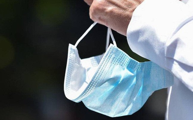 Bác sỹ chỉ cách chống mụn và dị ứng da mặt do đeo khẩu trang ảnh 1
