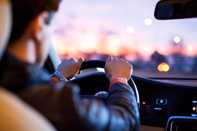 Cảnh báo: Nguy cơ lây nhiễm Covid-19 trong xe bus, taxi ảnh 1