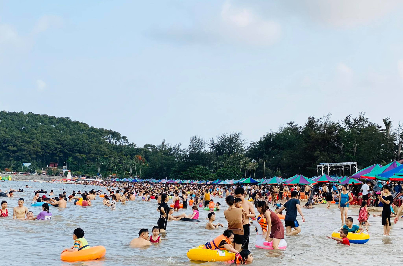 Hậu Covid: Phố xá tấp nập người, TTTM ùn ùn khách mua sắm ảnh 3