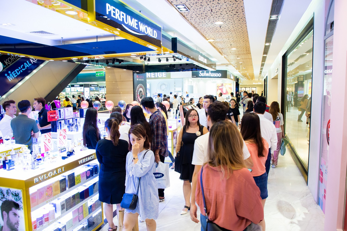 Hậu Covid: Phố xá tấp nập người, TTTM ùn ùn khách mua sắm ảnh 4