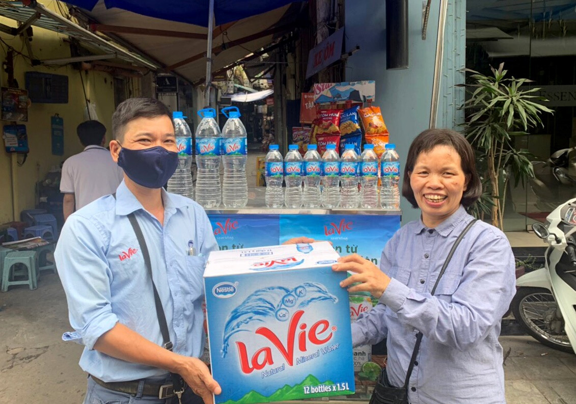 Món quà nhỏ dành tặng gần 2.400 cửa hàng, căn tin trường học, trung tâm thể dục tại Hà Nội ảnh 2