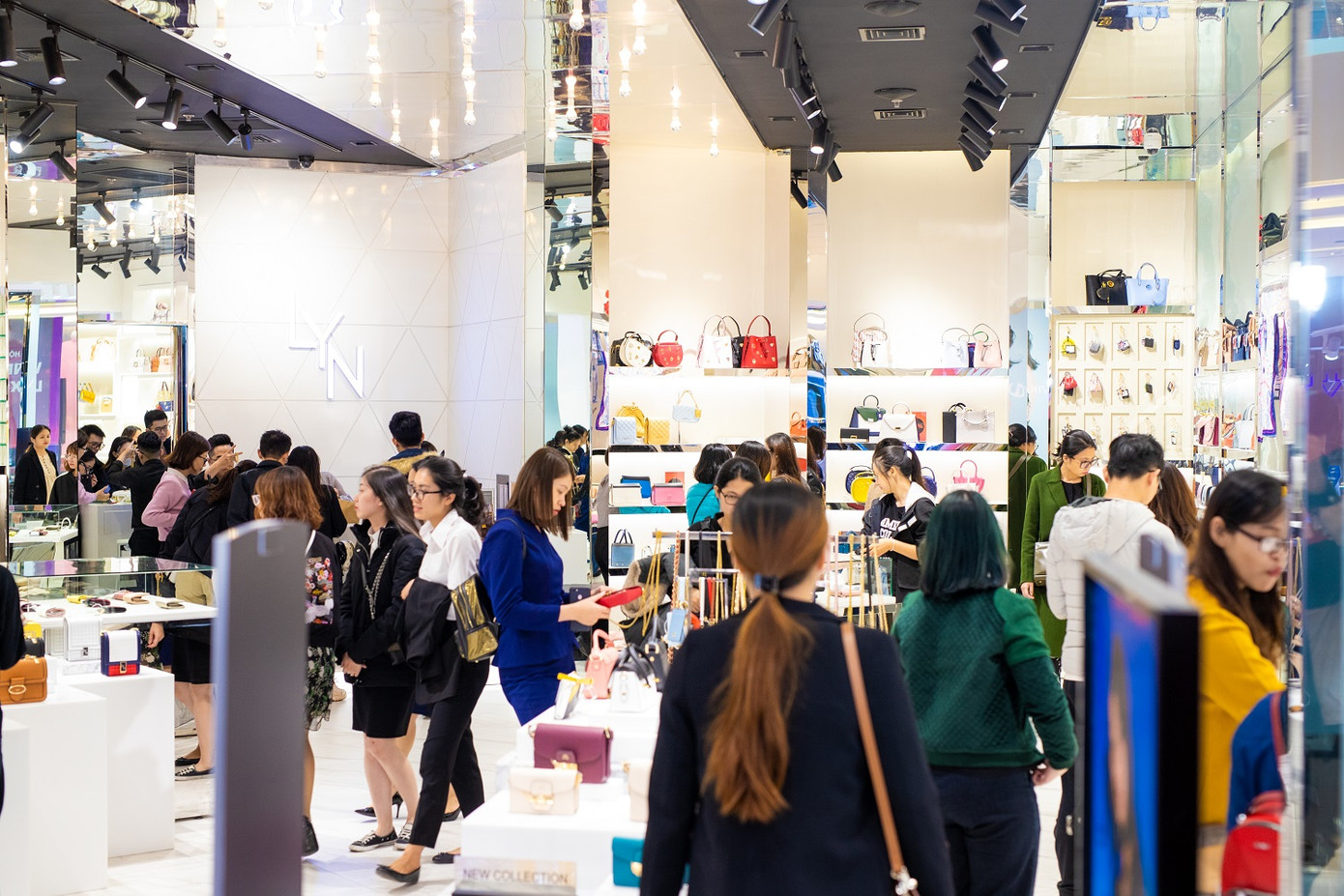 Hậu Covid: Phố xá tấp nập người, TTTM ùn ùn khách mua sắm ảnh 6